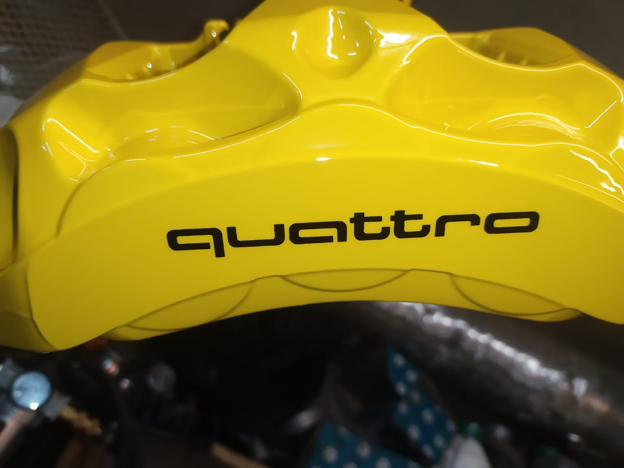 суппорт quattro покраска в желтый цвет